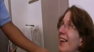 Jāšanās pieredzējusi sieviete ielejot cum vērā viņas darba muti