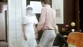 Jaunais pāris piekrita filmu orālo seksu par naudu mājās