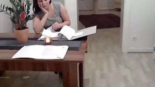 Mamma un dēls bieži fuck dzīvojamā istabā pēc vakariņām