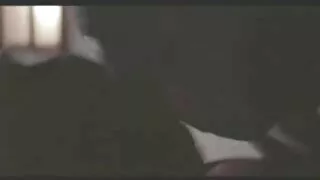 Stepson nolēma pull bezzobaina veco stepmom uz gailis