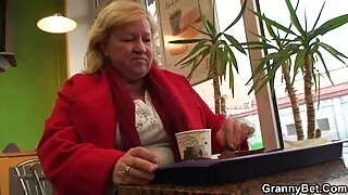 Cumshot, pakaļu un paņem glāzi cum No asshole brunete